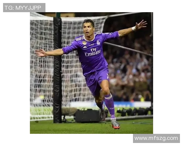 球迷冲进场内抢C罗球衣欧冠赛场上演荒唐一幕