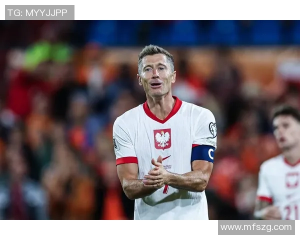 莱万在欧冠赛场火力全开10场打入12球射手榜领跑金靴稳了